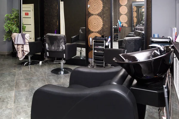 Berber dükkanında boş sandalyeler, ziyaretçisi olmayan bir salon.,