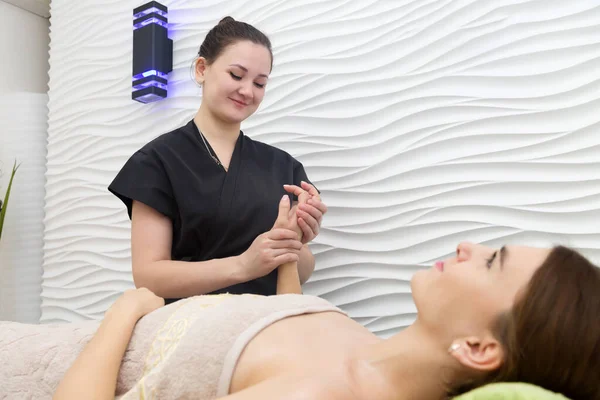 Masseur Roupão Preto Fazendo Massagem Mão Cliente Mentiroso — Fotografia de Stock