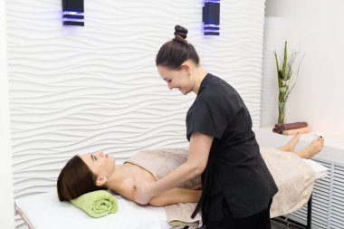 Kibar bir masör güzel bir hastaya hizmet eder..