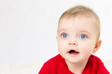 Doğumundan 8 ay sonra güzel bir kızın portresi. İzole edilmiş