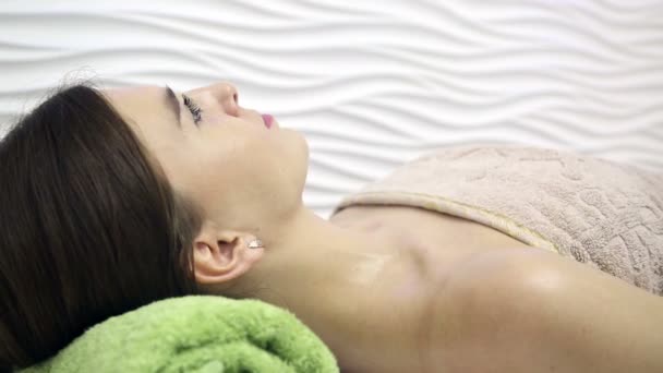 Femme Détendue Avec Les Yeux Ouverts Relaxation Pendant Massage — Video