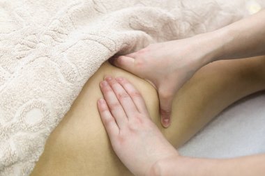 Kadın bacağında selülit tedavisi. Uyluklara tıbbi masaj..