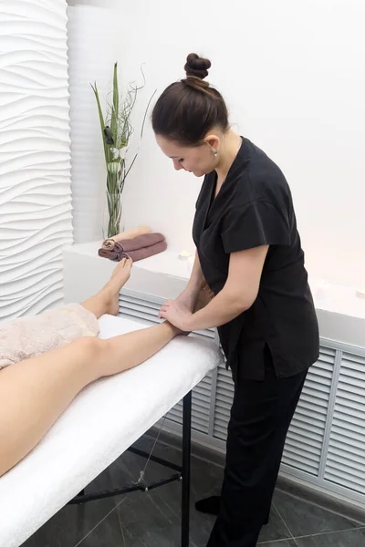 Sitzung Der Massage Der Weiblichen Füße Wellness Salon — Stockfoto