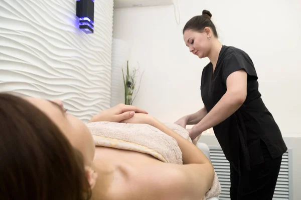 Session Massage Kvinnliga Fötter Spa Salongen — Stockfoto