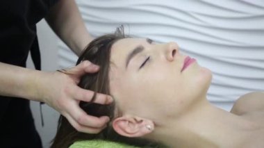 Kafa masajı, saç ve şakakların altındaki deri.