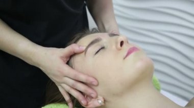 Saç ve şakakların altında baş masajı..