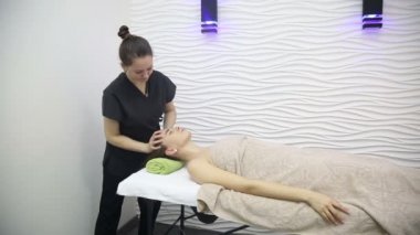 Kafa masajı, saç ve şakakların altındaki deri.