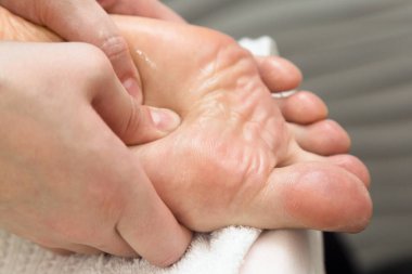 Bir insanın ayağına ve topuklarına masaj yap. Yakın plan..