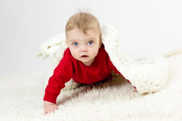 Malé Dítě Přikryté Velkou Bílou Přikrývkou — Stock fotografie