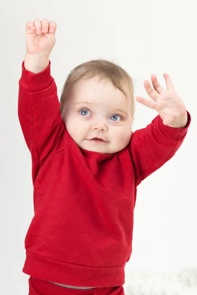 Hermoso Niño Tira Sus Manos Hacia Arriba Sus Padres Fondo —  Fotos de Stock