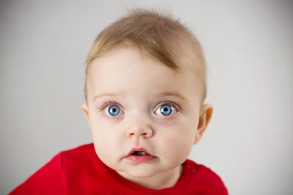 Criança Olha Com Esperança Com Olhos Grandes Fundo Cinza — Fotografia de Stock