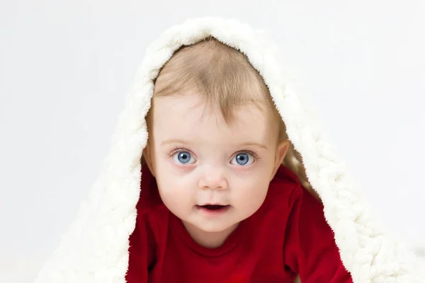 Маленький Ребенок Покрыт Большим Белым Одеялом — стоковое фото