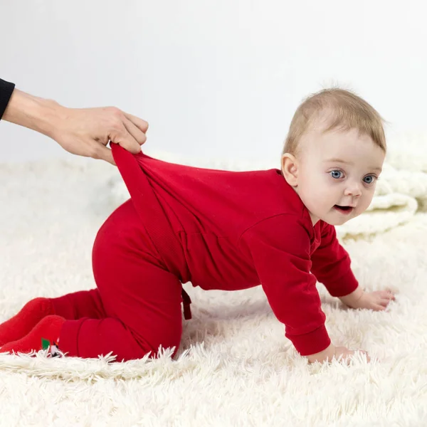 Föräldrarnas Hand Håller Barnet Vid Klädesbegränsningen Föräldrakontroll — Stockfoto