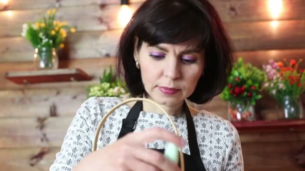 Žena Dělá Kytici Ručně Vyrobeného Mýdla — Stock video