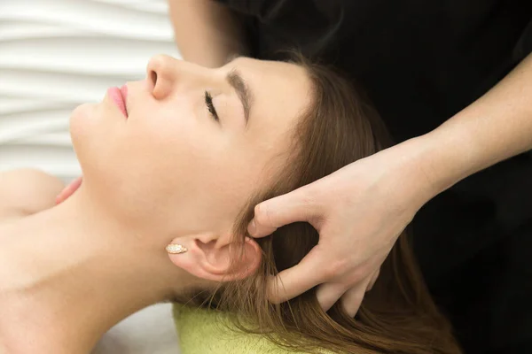 Kafa derisi ve saç kökü masajı depresyon ve yorgunluk için..