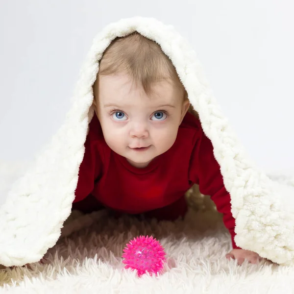 아름다운 아이가 담요로 장난감을 가지고 — 스톡 사진