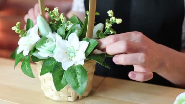 Coffret Cadeau Fleurs Savon Fait Main Entre Les Mains Une — Video