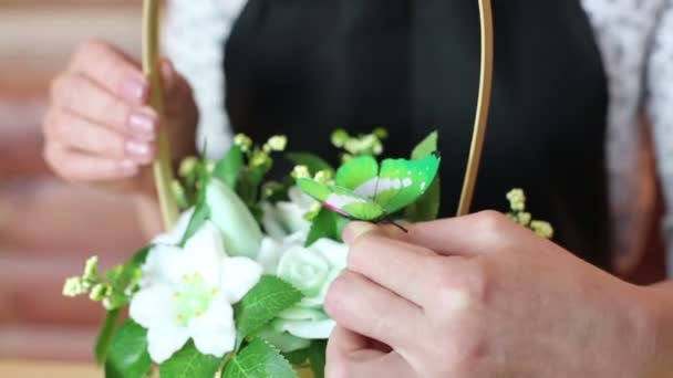 石鹸から花の花束に人工蝶の装飾 — ストック動画