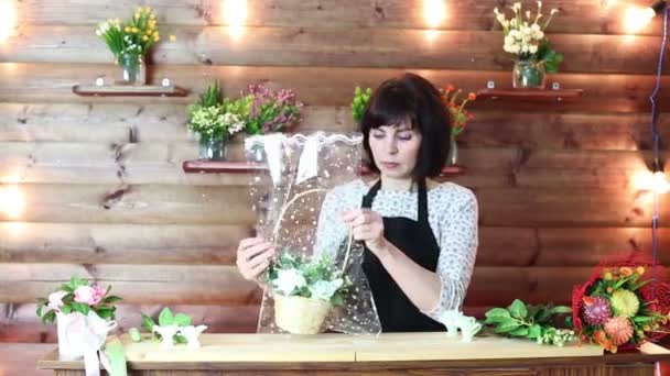 Brunette Florist Flower Business Wraps Flowers Plastic — Stock Video