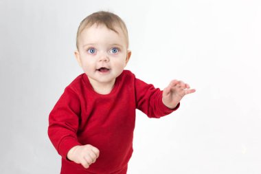 Güzel bir gülümseme ve açık gözlü bir çocuk.