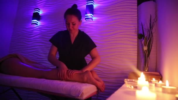 Massagem Salão Beleza Com Velas Ardentes — Vídeo de Stock