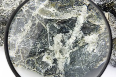Mineral asbest büyüteçle görünür.,