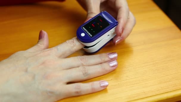 Οξύμετρο Στο Δάχτυλο Του Χεριού Μιας Γυναίκας Που Διαβάζει Οξυγόνο — Αρχείο Βίντεο