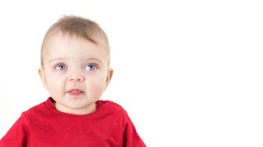 Küçük çocuk dilini çıkardı, beyaz arka planı izole etti..