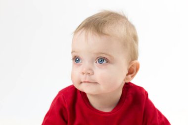 Altı aylık çocuk beyaz arkaplanı izole etti, reklam afişi için boş şablon.