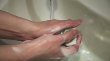 Kadın ellerinde çiçek şeklinde el yapımı sabun..