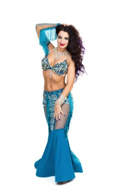 Dans için oryantal kostümlü kadın, beyaz arka planda soyutlanmış..