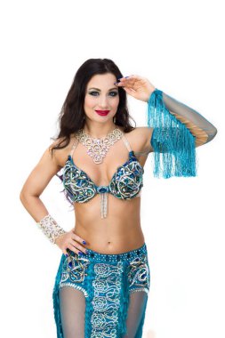 Beyaz arka planda dans eden, soyutlanmış bir kadın..