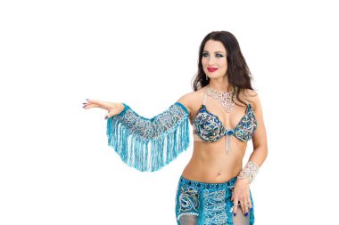 Dansçı elini beyaz arka planda soyutlayarak sallıyor.