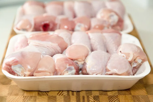 Tavuk budu, ahşap kesme tahtasındaki bir kabın içinde donmuş..