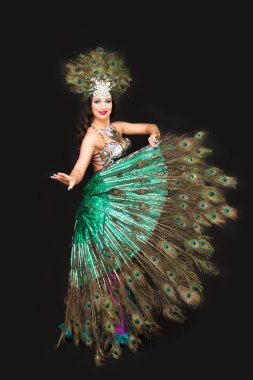 Uluslararası Tavus kuşu tüyü karnaval kostümlü kadın dansçı festivali.