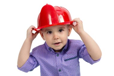 Elleri kasklı bir çocuk, beyaz bir arka plan ayırıyor..