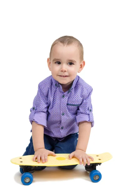 Niño Sentado Suelo Con Monopatín Aislado —  Fotos de Stock