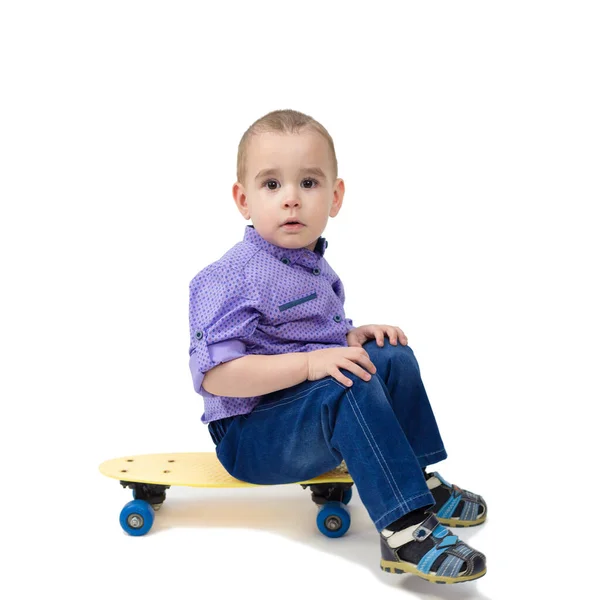 Smutné Dítě Sedí Skateboardu Unavený Ospalý — Stock fotografie