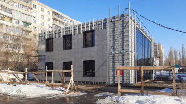 Kare panelli inşaat halindeki bir binaya bakıyor..