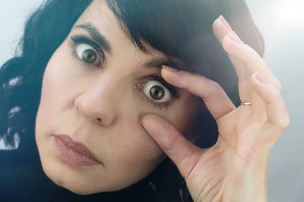 Kvinnan Öppnar Ögonen Med Fingrarna För Inspektion Närbild — Stockfoto