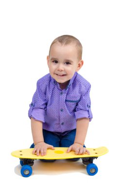 Çocuk kaykayla oynuyor, genç kaykaycı.