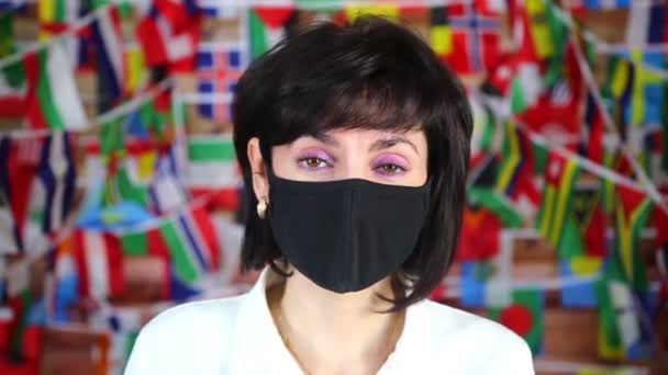 Mujer Quita Máscara Médica Protectora Cara — Vídeo de stock