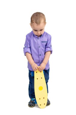 Holiganlıktan cezalandırılmış çocuk, kaykaylı üzgün çocuk..