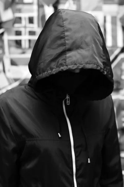 Человек Куртке Капюшоном Фоне Стены Флагами Разных Государств Черный Белый — стоковое фото