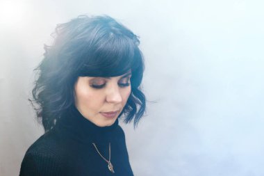 Mavi dumanlı üzgün kadın, yakın plan portre.