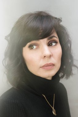 Mavi dumanlı üzgün kadın, yakın plan portre..