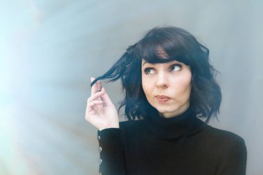 Esmer kadın dudaklarını ve dudaklarını yana kıvırıyor..