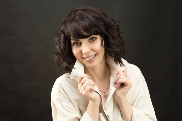 Mujer Hispana Con Pelo Corto Negro Camisa Hombre —  Fotos de Stock