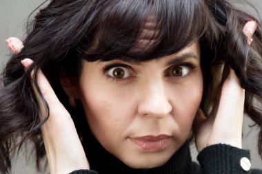 Dehşet verici bakışları olan bir kadın. Yakın plan..