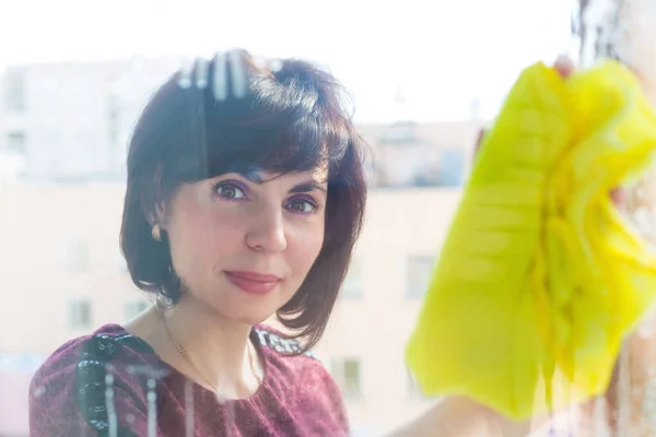 Kvinna Tvätta Fönster Hemma Torkar Glas Med Trasa — Stockfoto